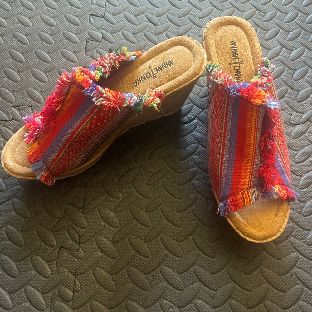 Minnetonka wedge size 8